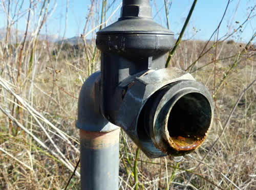 Grifo de pozo en entorno agricola